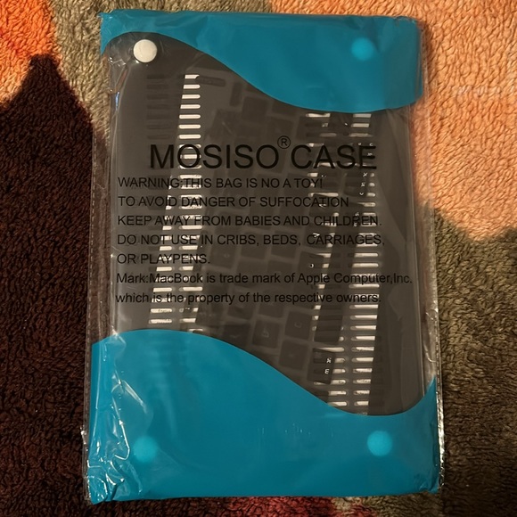 MacBook Air 11 inch Hard Case - Picture 2 of 3